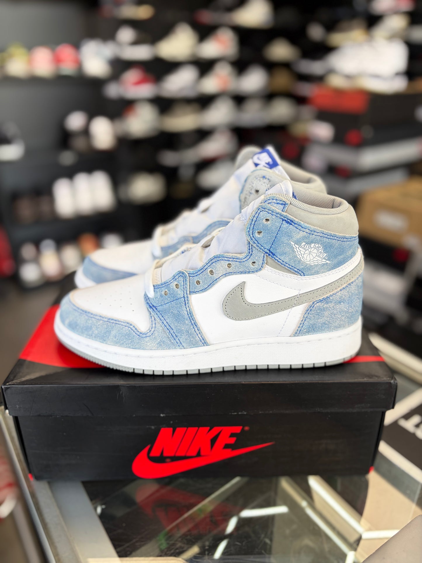 Jordan 1 “Hyper Royal” (Gs) Size 6.5y/8w