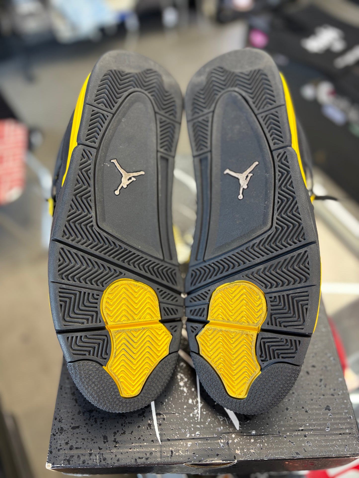 Jordan 4 “Thunder” Size 10.5