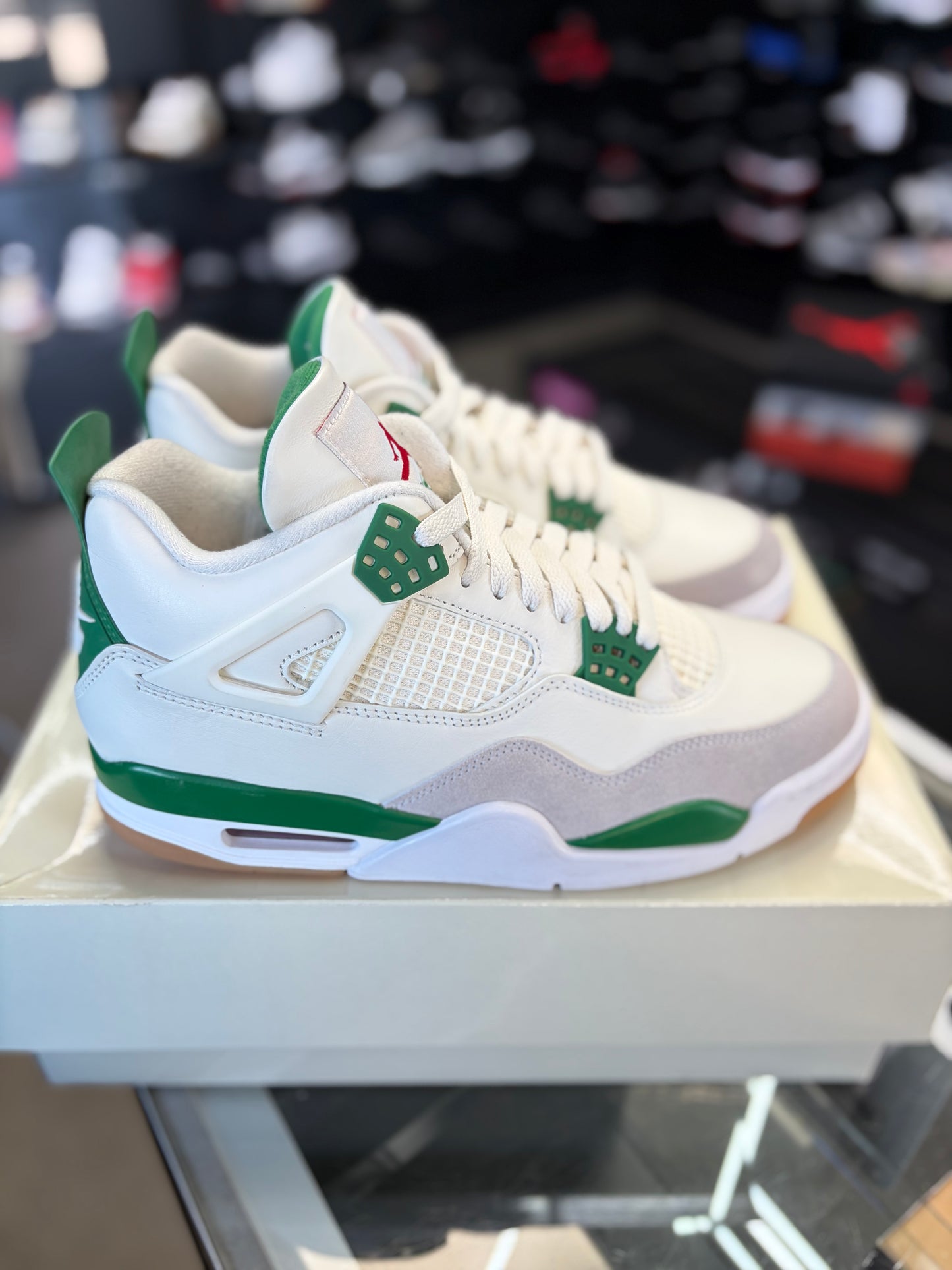 Jordan 4 SB “Pine Green” Size 9