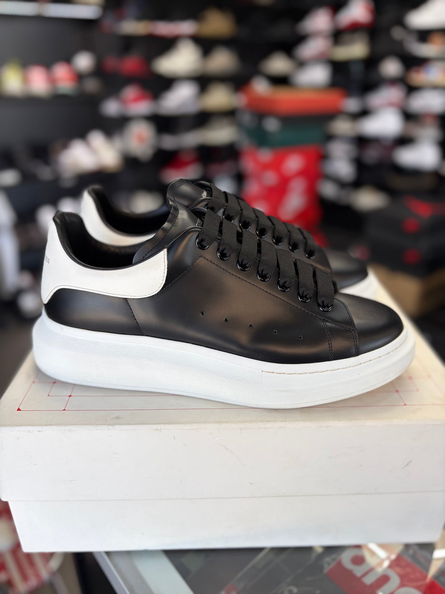 Alexander McQueen “Black/White” Size 44.5EU
