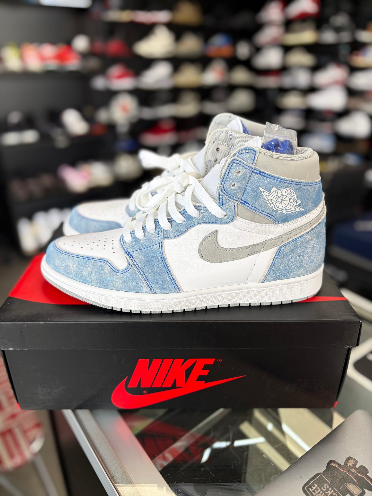 Jordan 1 “Hyper Royal” Size 10.5