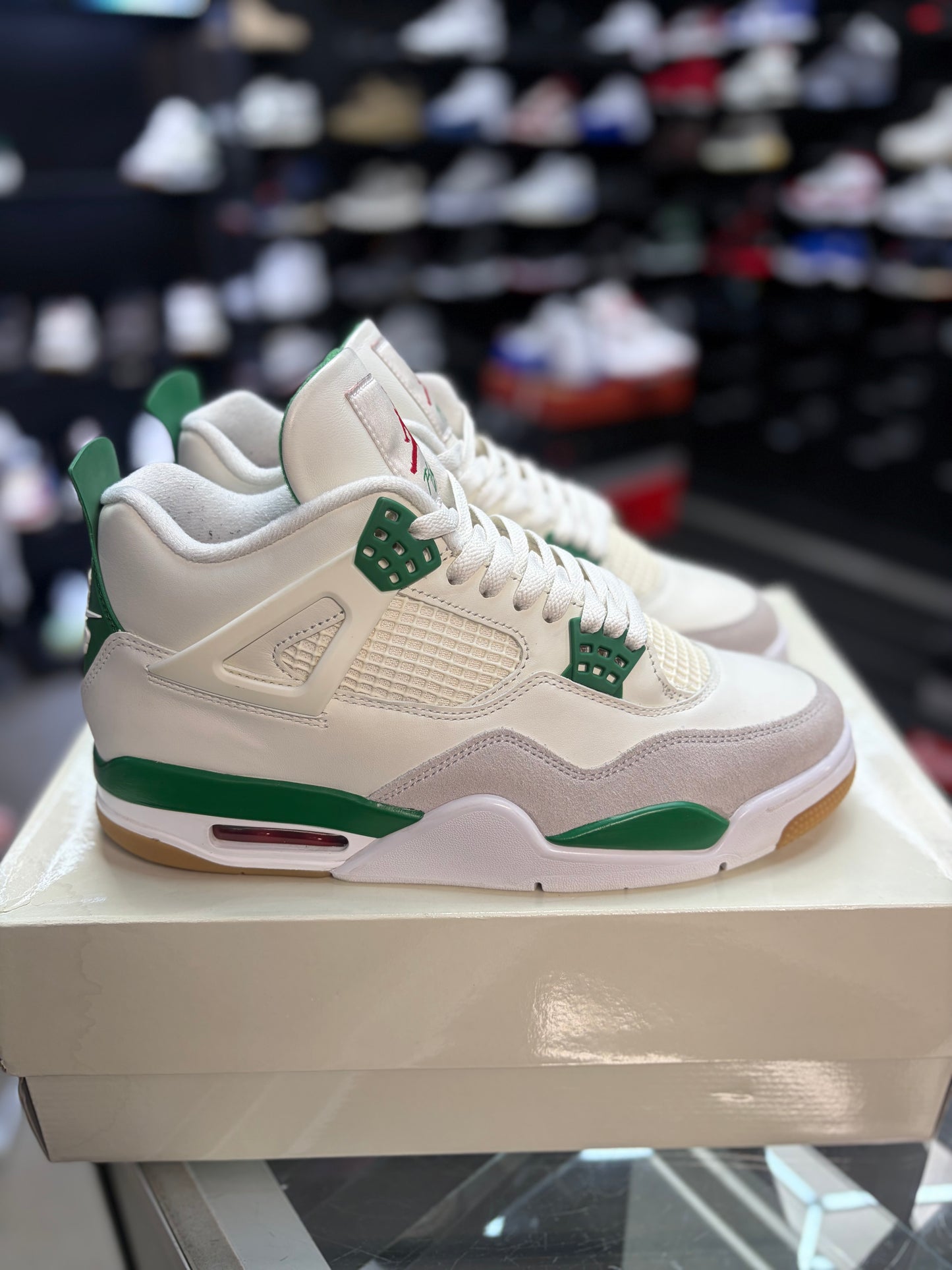 Jordan 4 SB “Pine Green” Size 10