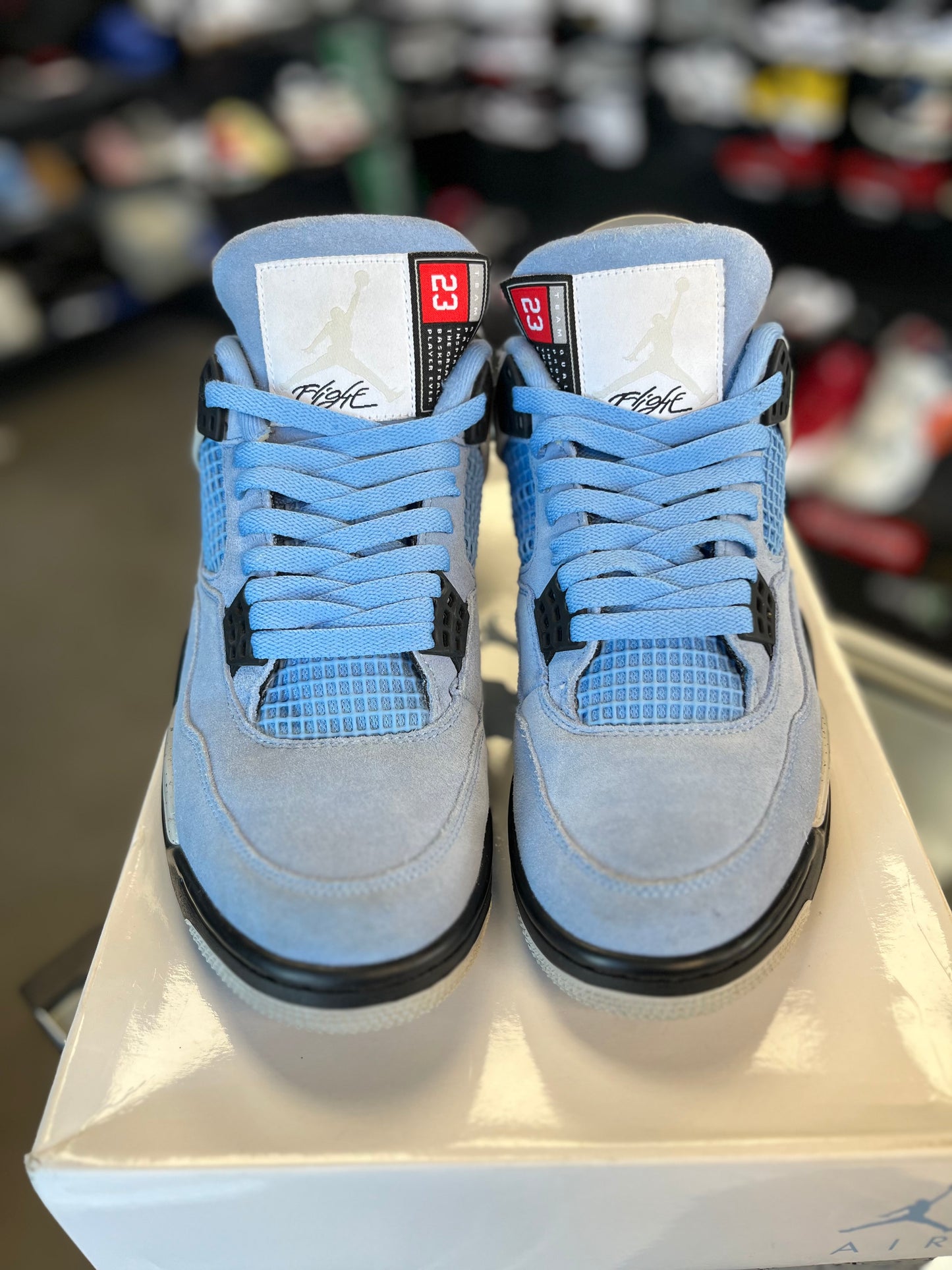 Jordan 4 “University Blue” Size 9.5
